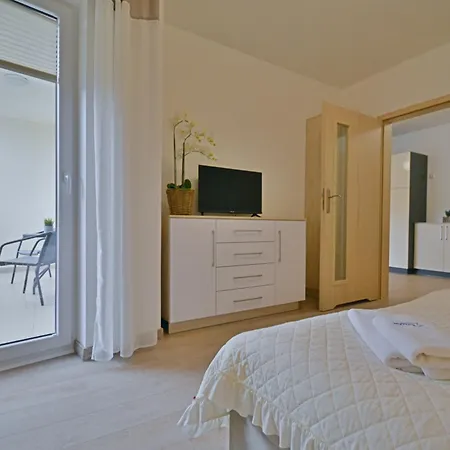 Osiedle Cesarskie - Parking - Bryza Apart-hotel 3*