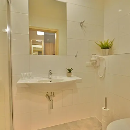 Osiedle Cesarskie - Parking - Bryza Aparthotel 3*