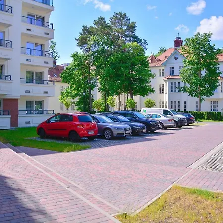 Apart-hotel Osiedle Cesarskie - Parking - Bryza Świnoujście